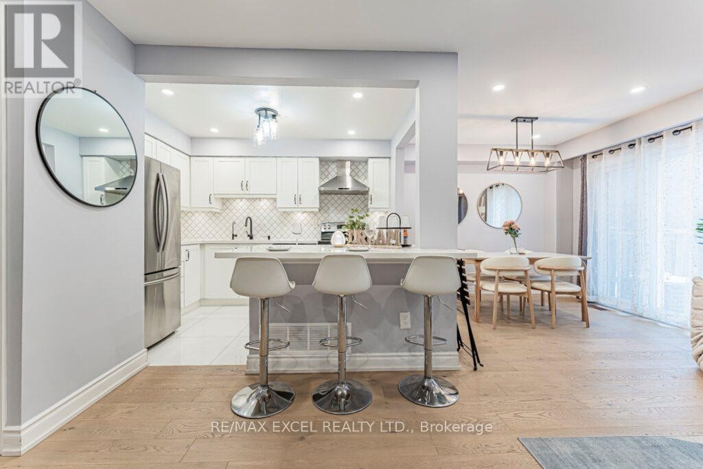 












15 KNIGHTSBRIDGE WAY

,
Markham (Markham Village),




Ontario
L3P3W4

