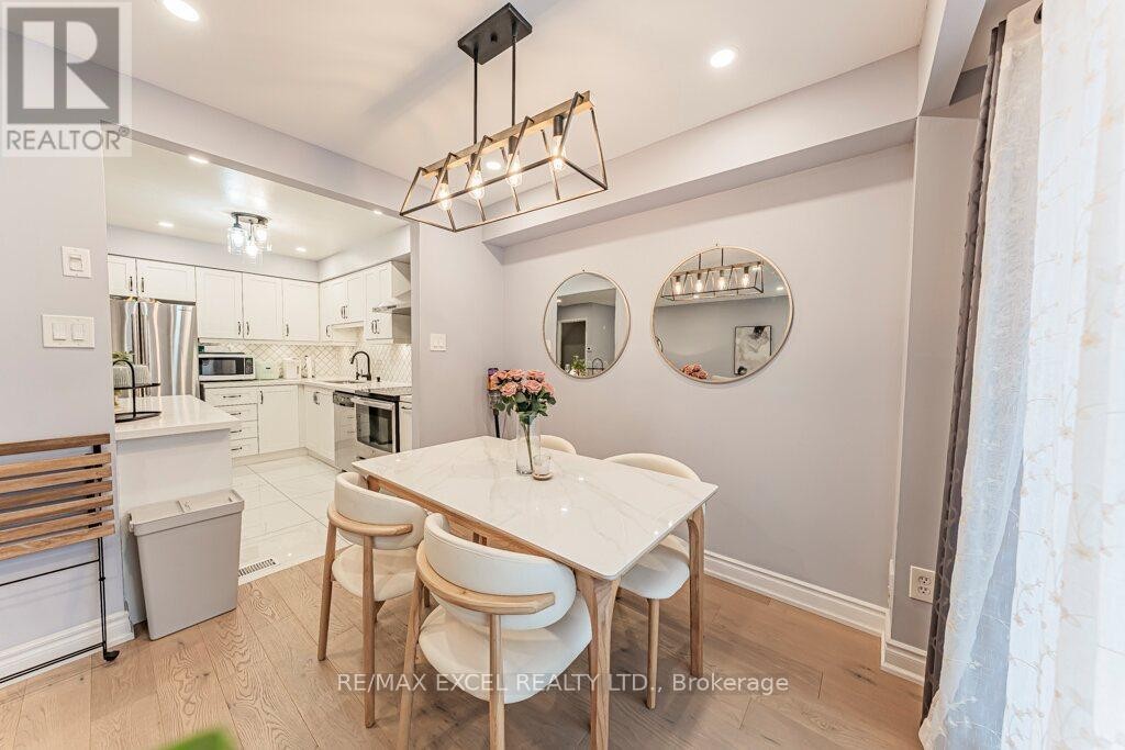 












15 KNIGHTSBRIDGE WAY

,
Markham (Markham Village),




Ontario
L3P3W4

