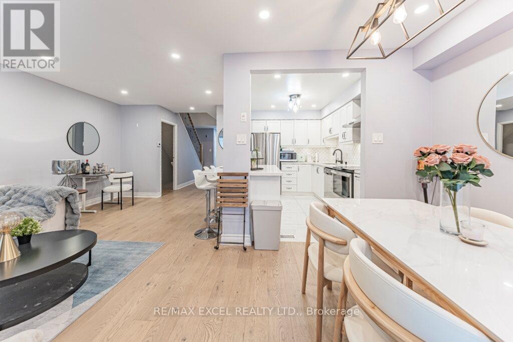 












15 KNIGHTSBRIDGE WAY

,
Markham (Markham Village),




Ontario
L3P3W4

