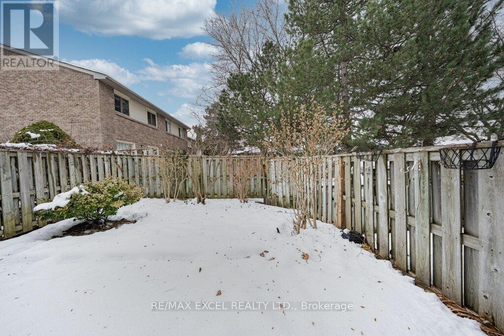 












15 KNIGHTSBRIDGE WAY

,
Markham (Markham Village),




Ontario
L3P3W4

