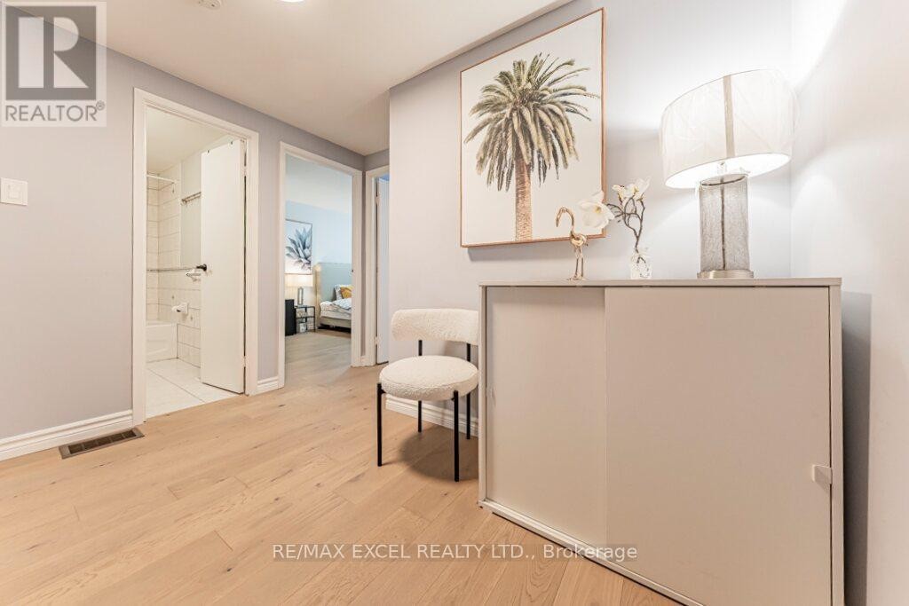 












15 KNIGHTSBRIDGE WAY

,
Markham (Markham Village),




Ontario
L3P3W4

