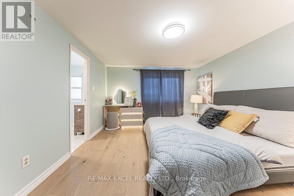 












15 KNIGHTSBRIDGE WAY

,
Markham (Markham Village),




Ontario
L3P3W4

