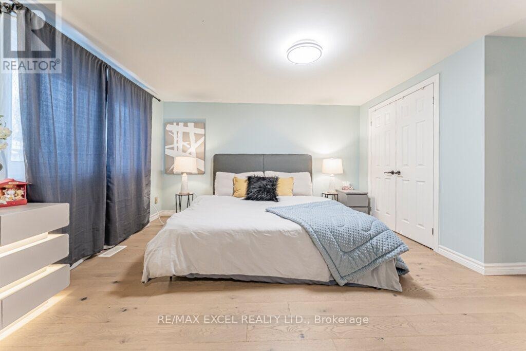 












15 KNIGHTSBRIDGE WAY

,
Markham (Markham Village),




Ontario
L3P3W4

