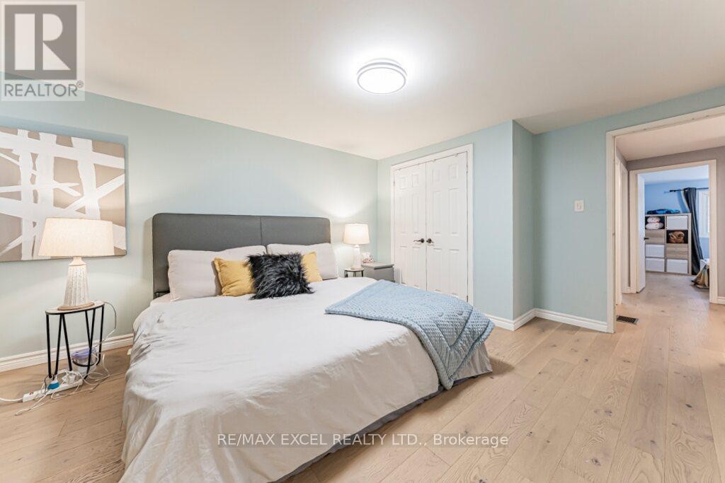 












15 KNIGHTSBRIDGE WAY

,
Markham (Markham Village),




Ontario
L3P3W4

