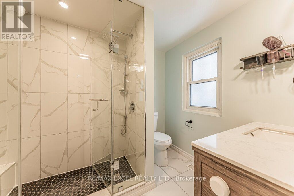 












15 KNIGHTSBRIDGE WAY

,
Markham (Markham Village),




Ontario
L3P3W4

