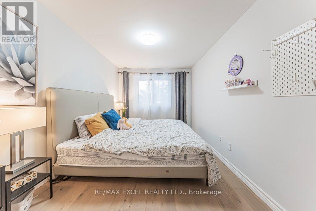 












15 KNIGHTSBRIDGE WAY

,
Markham (Markham Village),




Ontario
L3P3W4

