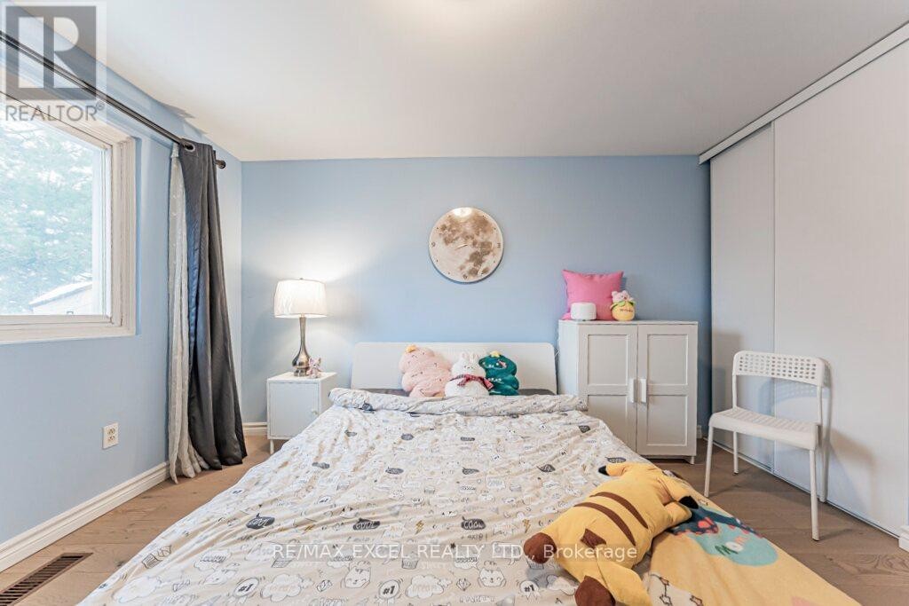 












15 KNIGHTSBRIDGE WAY

,
Markham (Markham Village),




Ontario
L3P3W4

