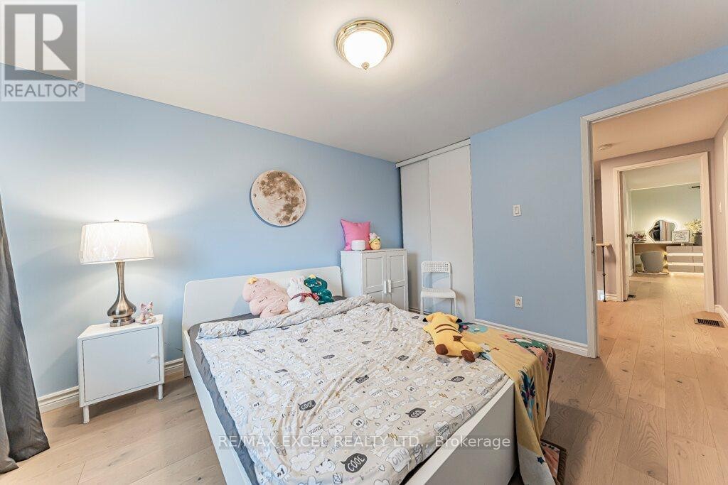 












15 KNIGHTSBRIDGE WAY

,
Markham (Markham Village),




Ontario
L3P3W4

