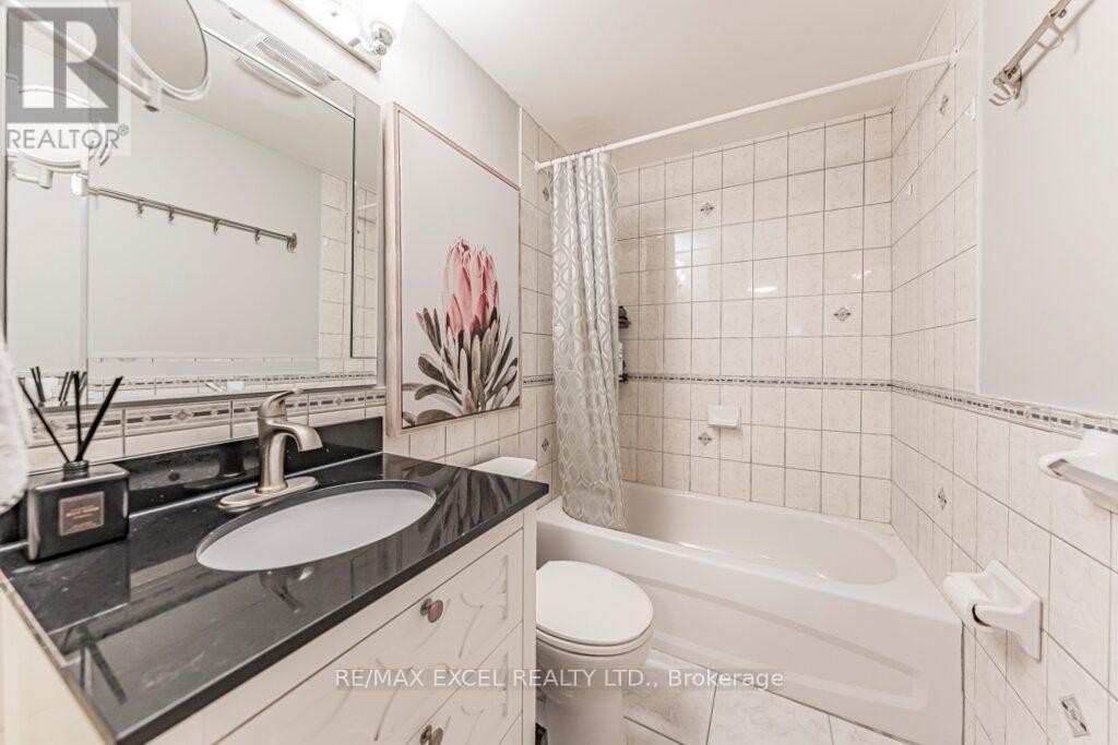 












15 KNIGHTSBRIDGE WAY

,
Markham (Markham Village),




Ontario
L3P3W4

