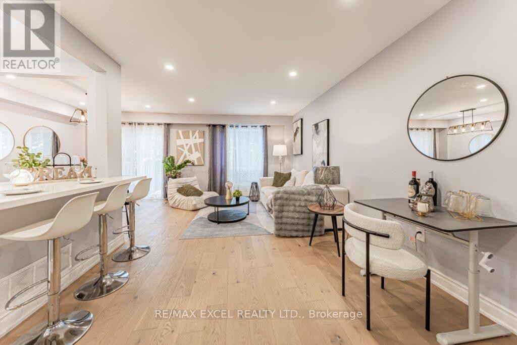 












15 KNIGHTSBRIDGE WAY

,
Markham (Markham Village),




Ontario
L3P3W4

