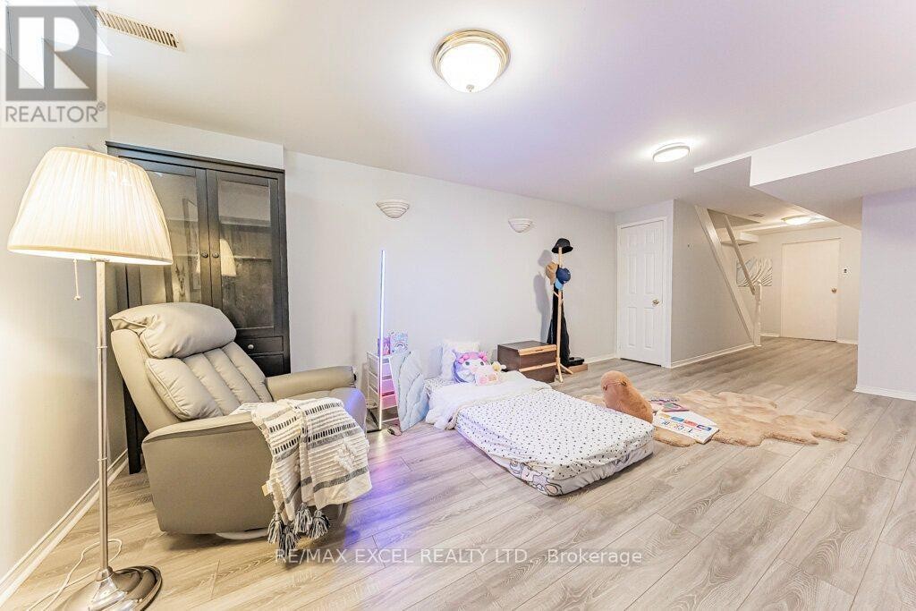 












15 KNIGHTSBRIDGE WAY

,
Markham (Markham Village),




Ontario
L3P3W4

