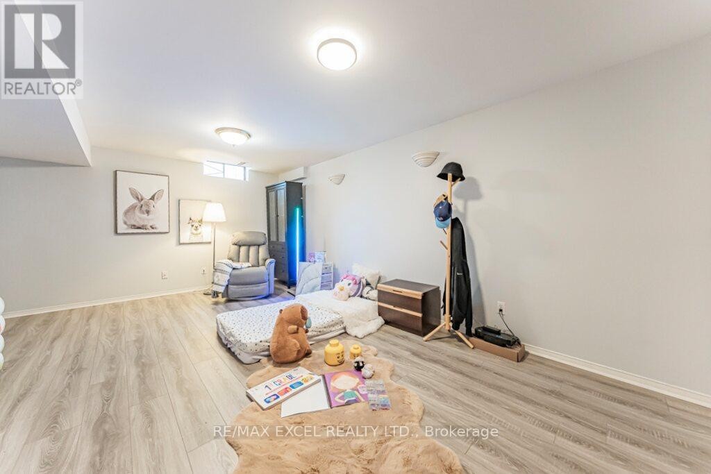 












15 KNIGHTSBRIDGE WAY

,
Markham (Markham Village),




Ontario
L3P3W4

