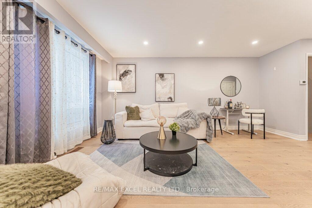 












15 KNIGHTSBRIDGE WAY

,
Markham (Markham Village),




Ontario
L3P3W4

