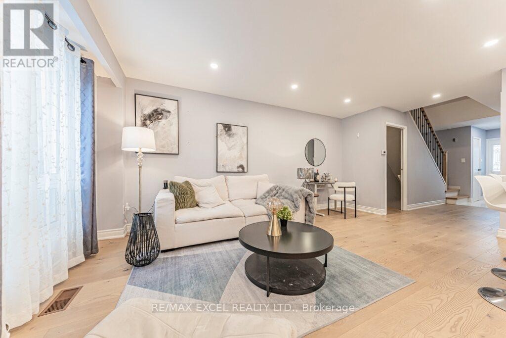 












15 KNIGHTSBRIDGE WAY

,
Markham (Markham Village),




Ontario
L3P3W4

