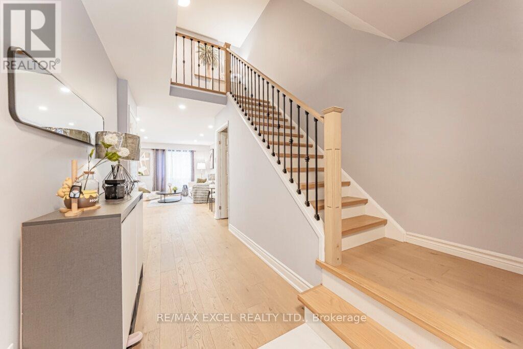 












15 KNIGHTSBRIDGE WAY

,
Markham (Markham Village),




Ontario
L3P3W4

