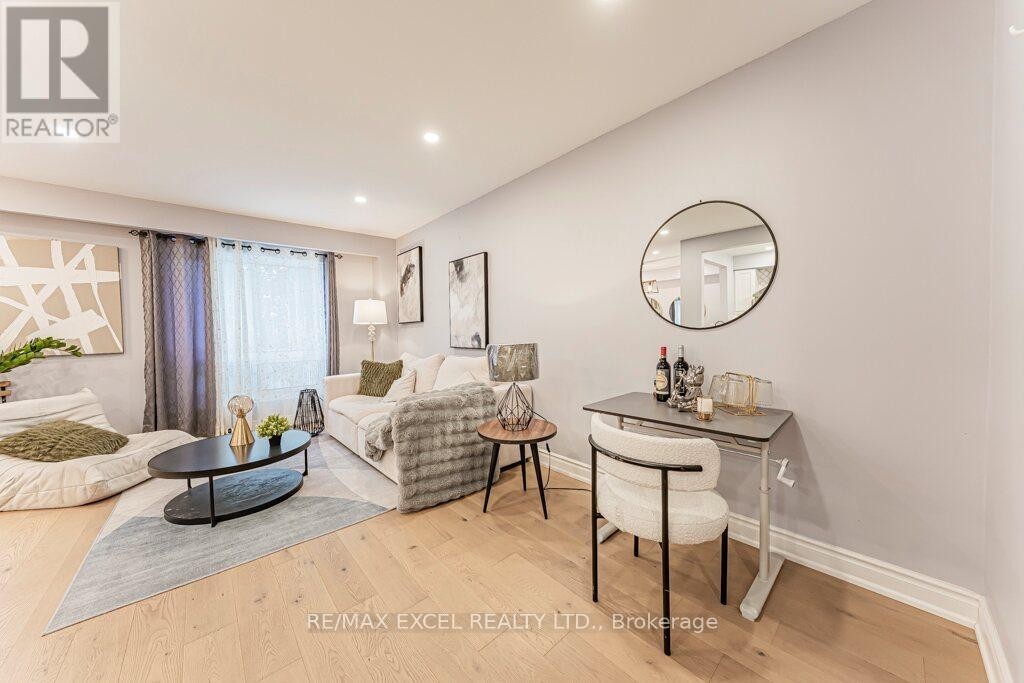 












15 KNIGHTSBRIDGE WAY

,
Markham (Markham Village),




Ontario
L3P3W4

