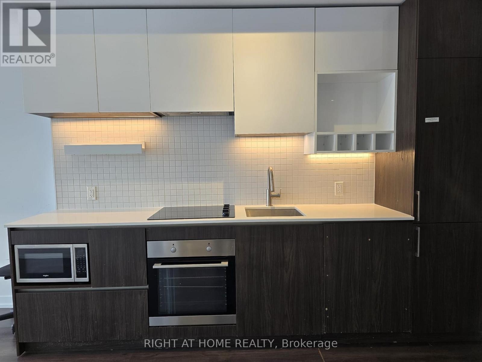 












4905 - 5 BUTTERMILL AVENUE

,
Vaughan (Vaughan Corporate Centre),




Ontario
L4K0T5

