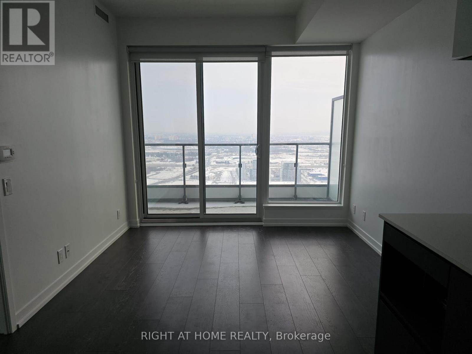 












4905 - 5 BUTTERMILL AVENUE

,
Vaughan (Vaughan Corporate Centre),




Ontario
L4K0T5

