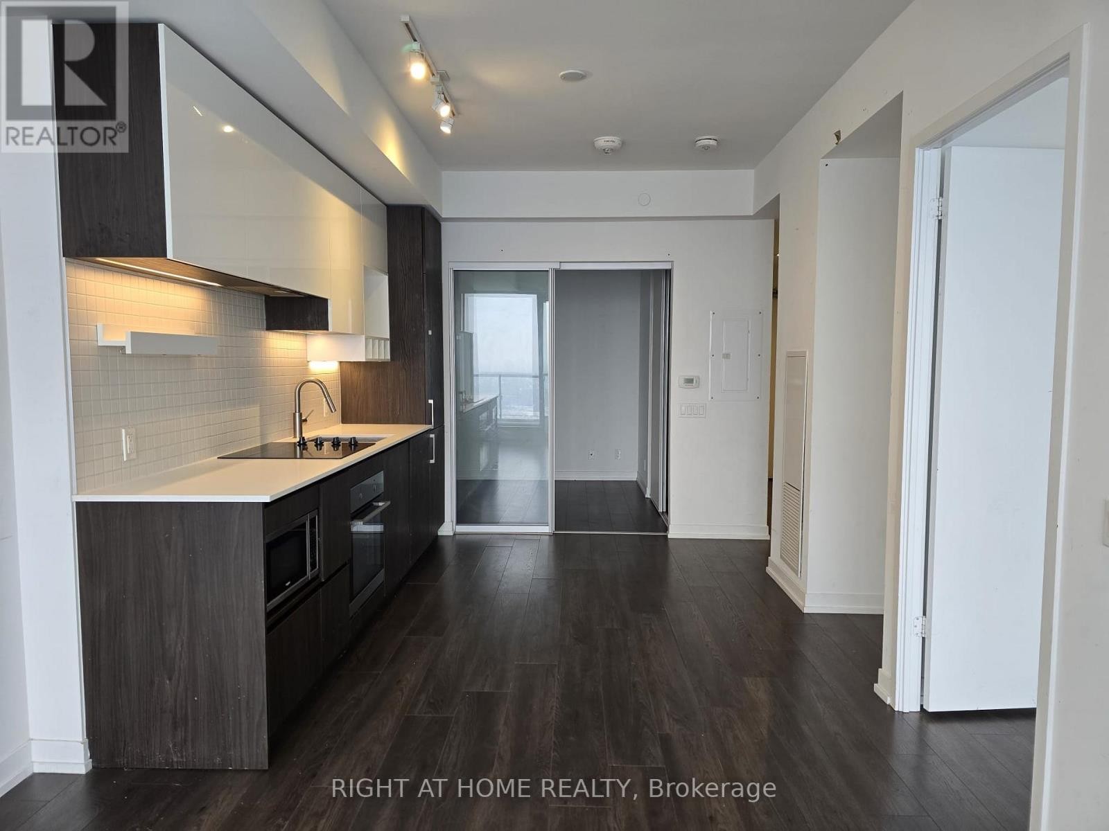 












4905 - 5 BUTTERMILL AVENUE

,
Vaughan (Vaughan Corporate Centre),




Ontario
L4K0T5

