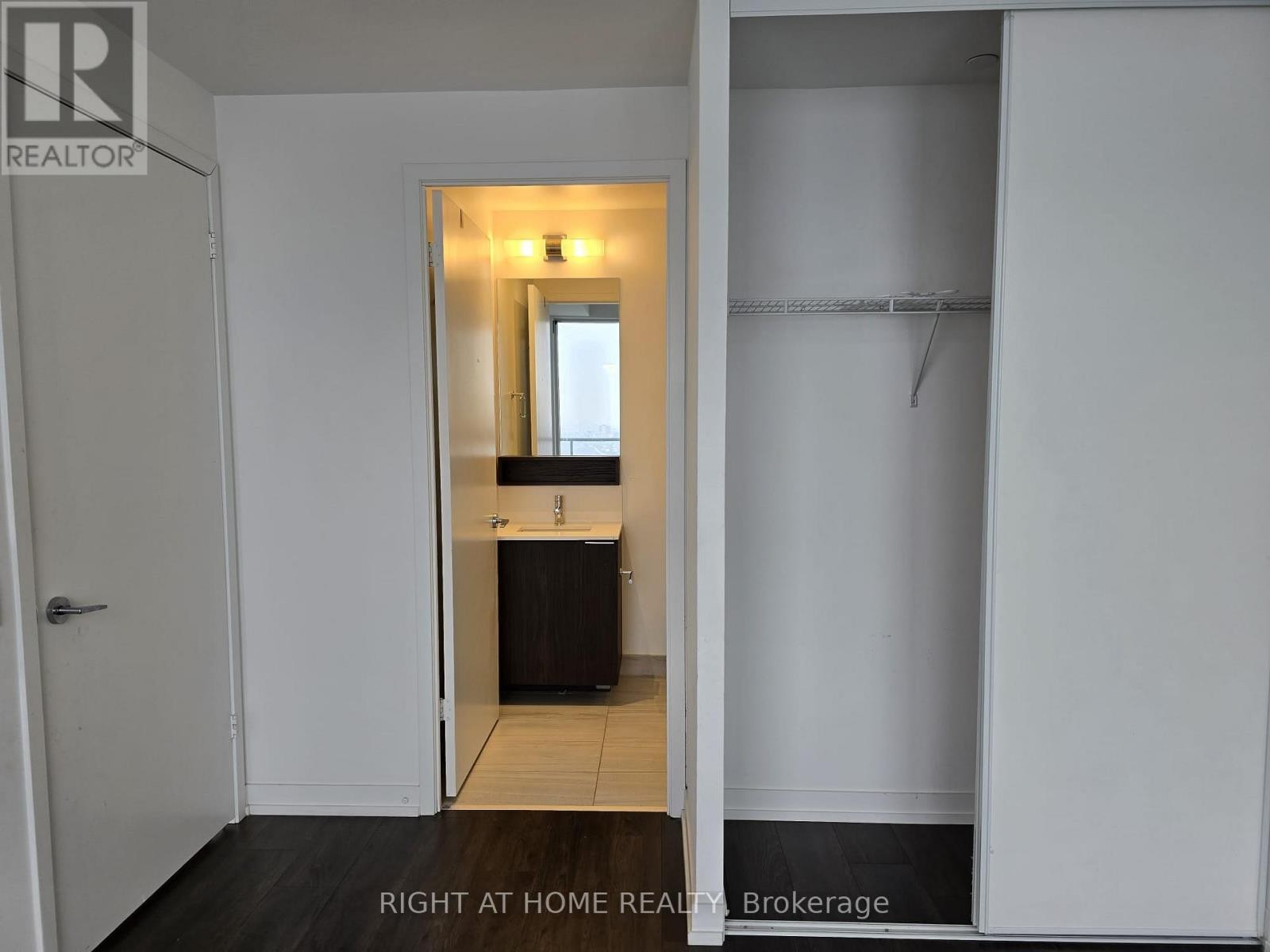 












4905 - 5 BUTTERMILL AVENUE

,
Vaughan (Vaughan Corporate Centre),




Ontario
L4K0T5

