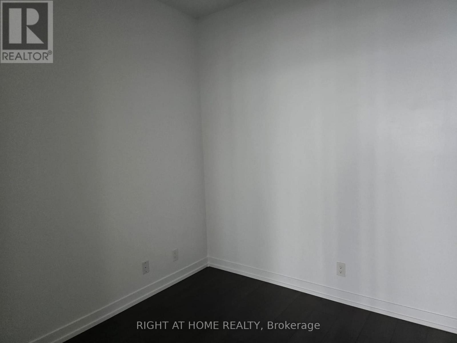 












4905 - 5 BUTTERMILL AVENUE

,
Vaughan (Vaughan Corporate Centre),




Ontario
L4K0T5

