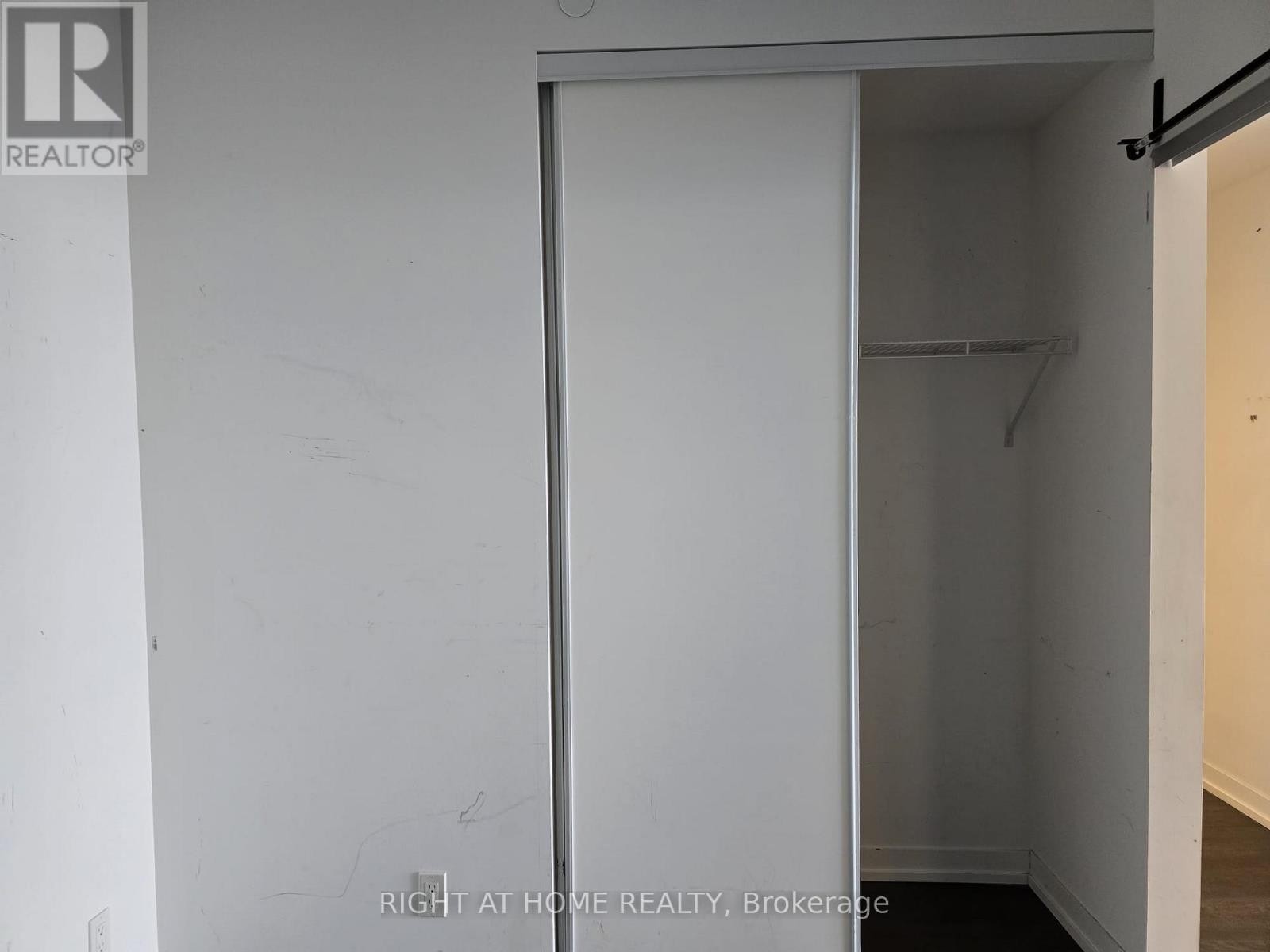 












4905 - 5 BUTTERMILL AVENUE

,
Vaughan (Vaughan Corporate Centre),




Ontario
L4K0T5

