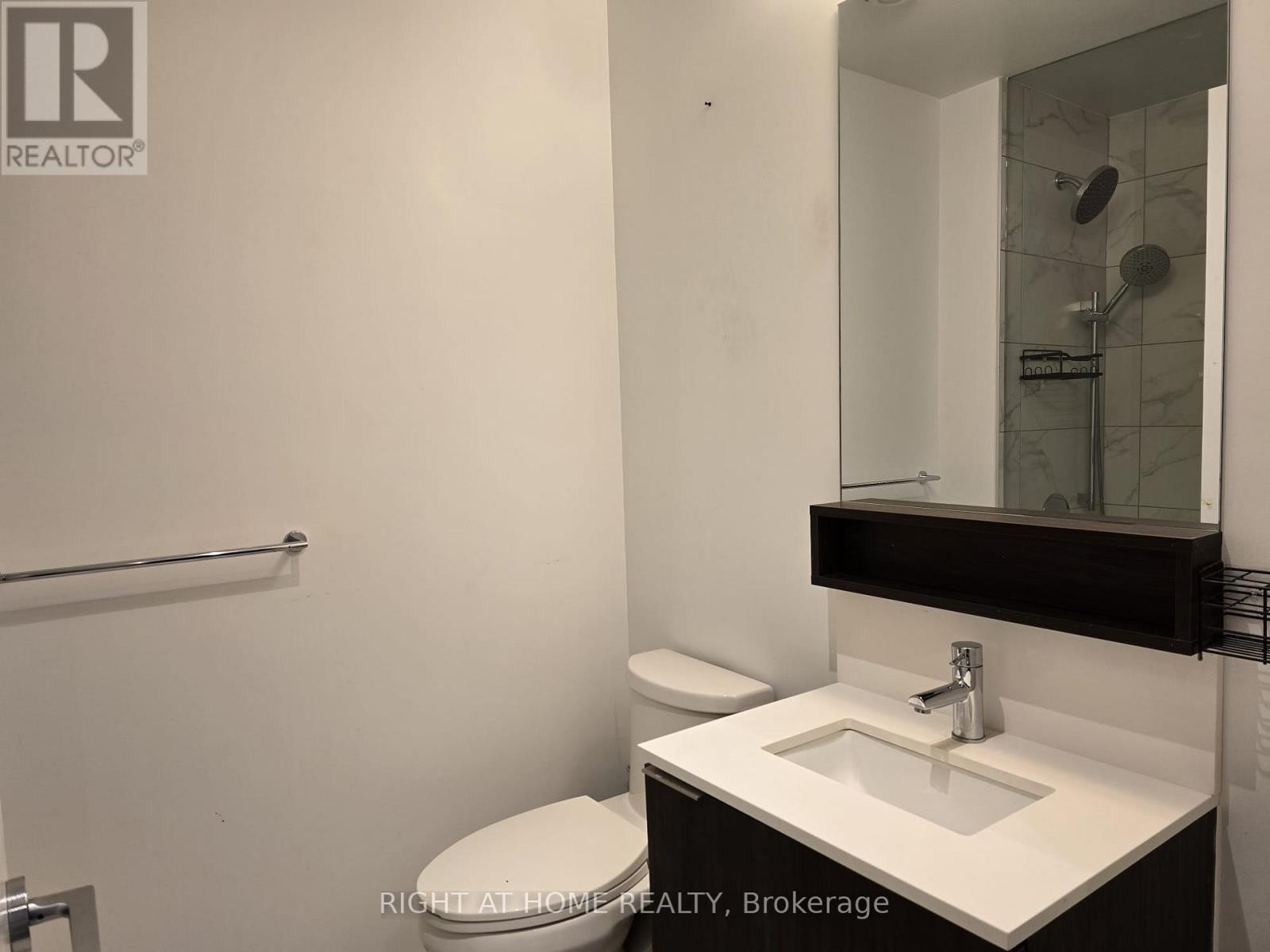 












4905 - 5 BUTTERMILL AVENUE

,
Vaughan (Vaughan Corporate Centre),




Ontario
L4K0T5

