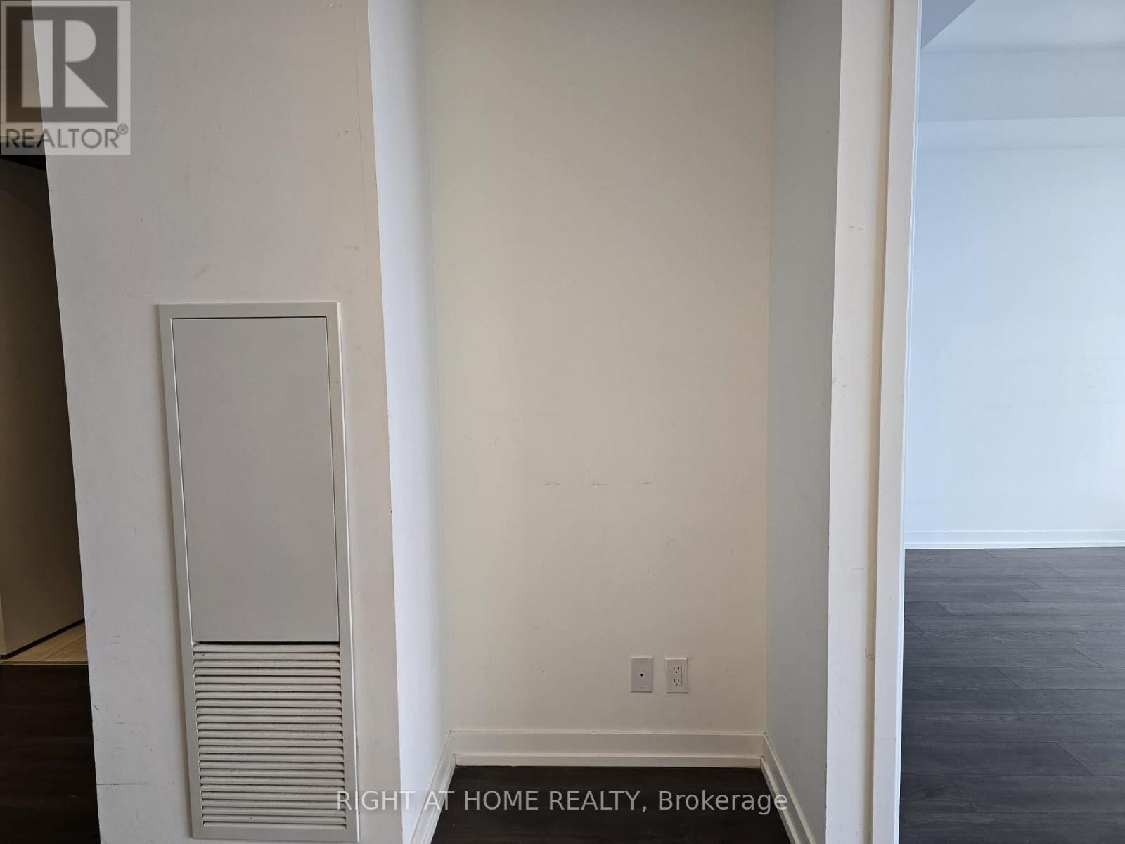 












4905 - 5 BUTTERMILL AVENUE

,
Vaughan (Vaughan Corporate Centre),




Ontario
L4K0T5

