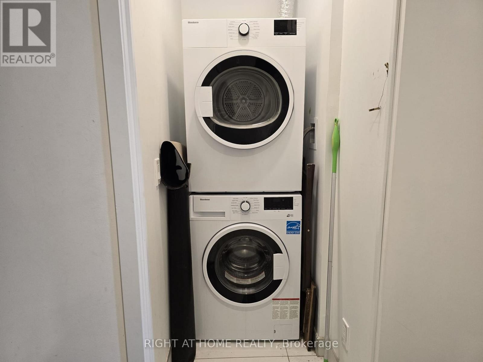 












4905 - 5 BUTTERMILL AVENUE

,
Vaughan (Vaughan Corporate Centre),




Ontario
L4K0T5

