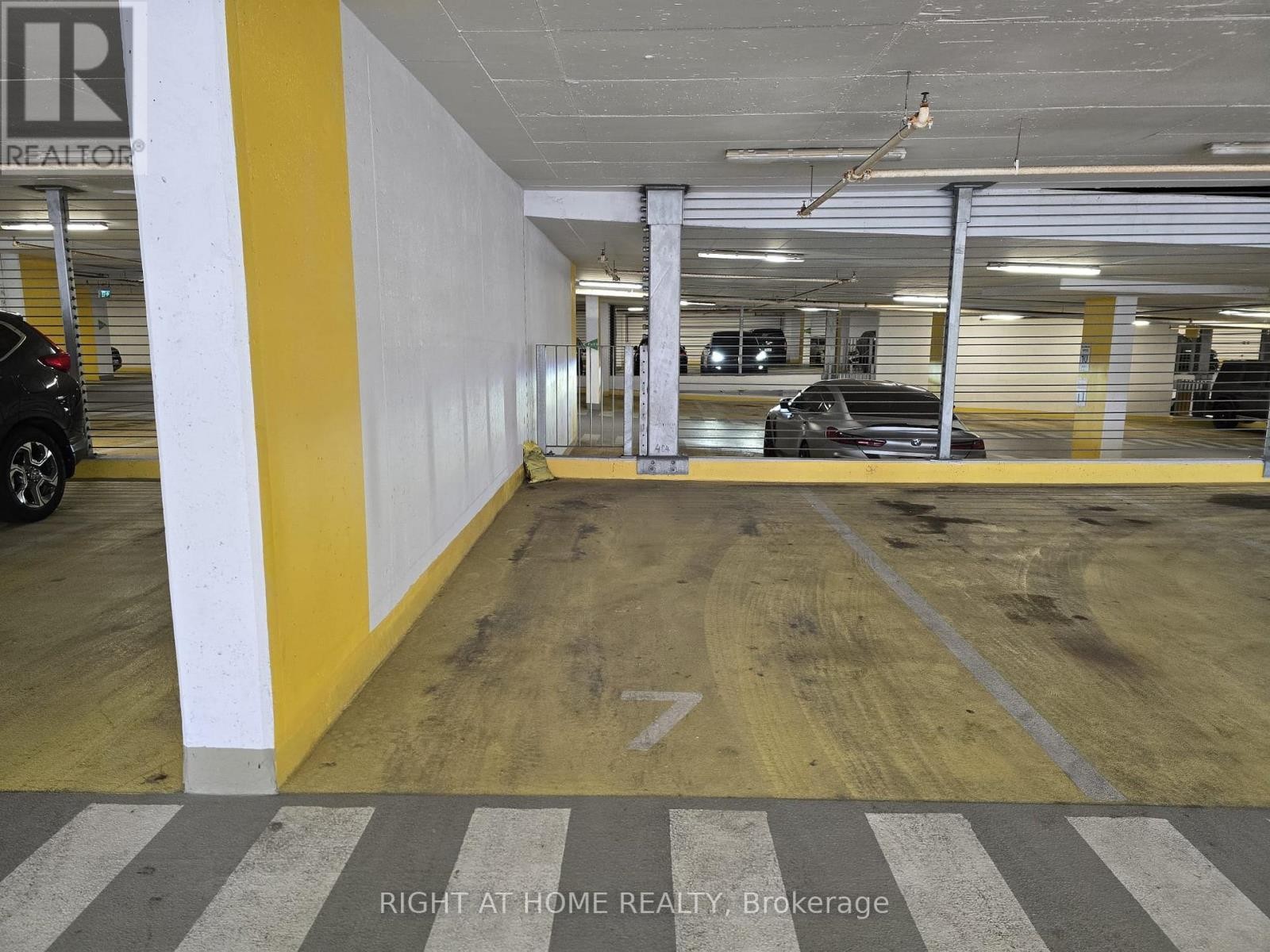 












4905 - 5 BUTTERMILL AVENUE

,
Vaughan (Vaughan Corporate Centre),




Ontario
L4K0T5

