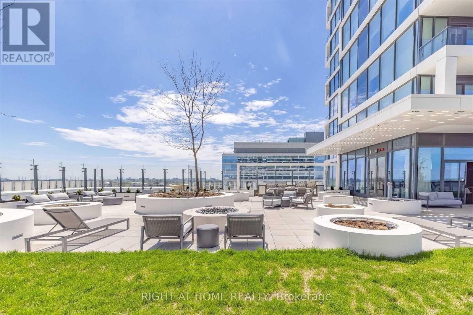 












4905 - 5 BUTTERMILL AVENUE

,
Vaughan (Vaughan Corporate Centre),




Ontario
L4K0T5

