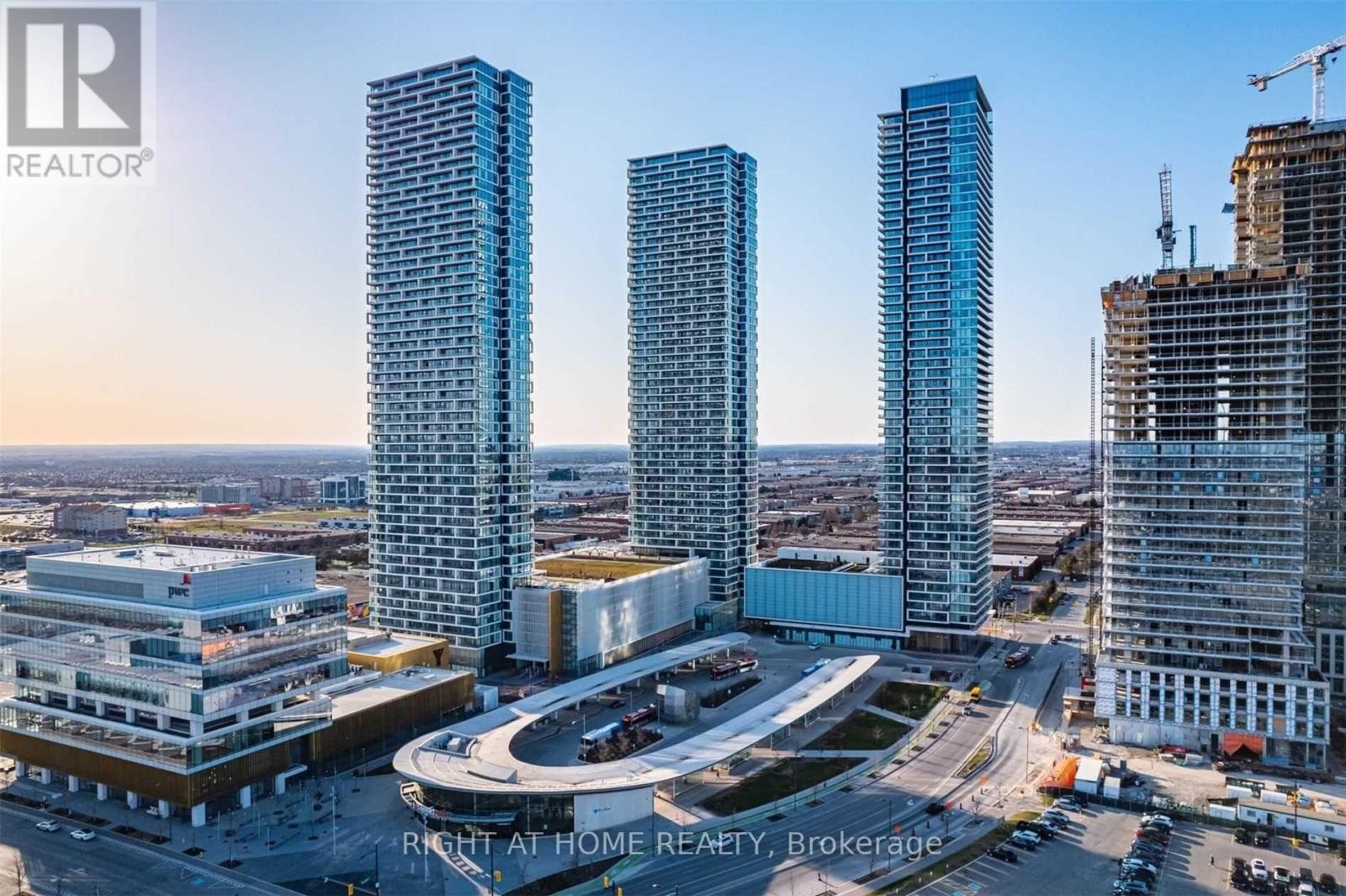 












4905 - 5 BUTTERMILL AVENUE

,
Vaughan (Vaughan Corporate Centre),




Ontario
L4K0T5

