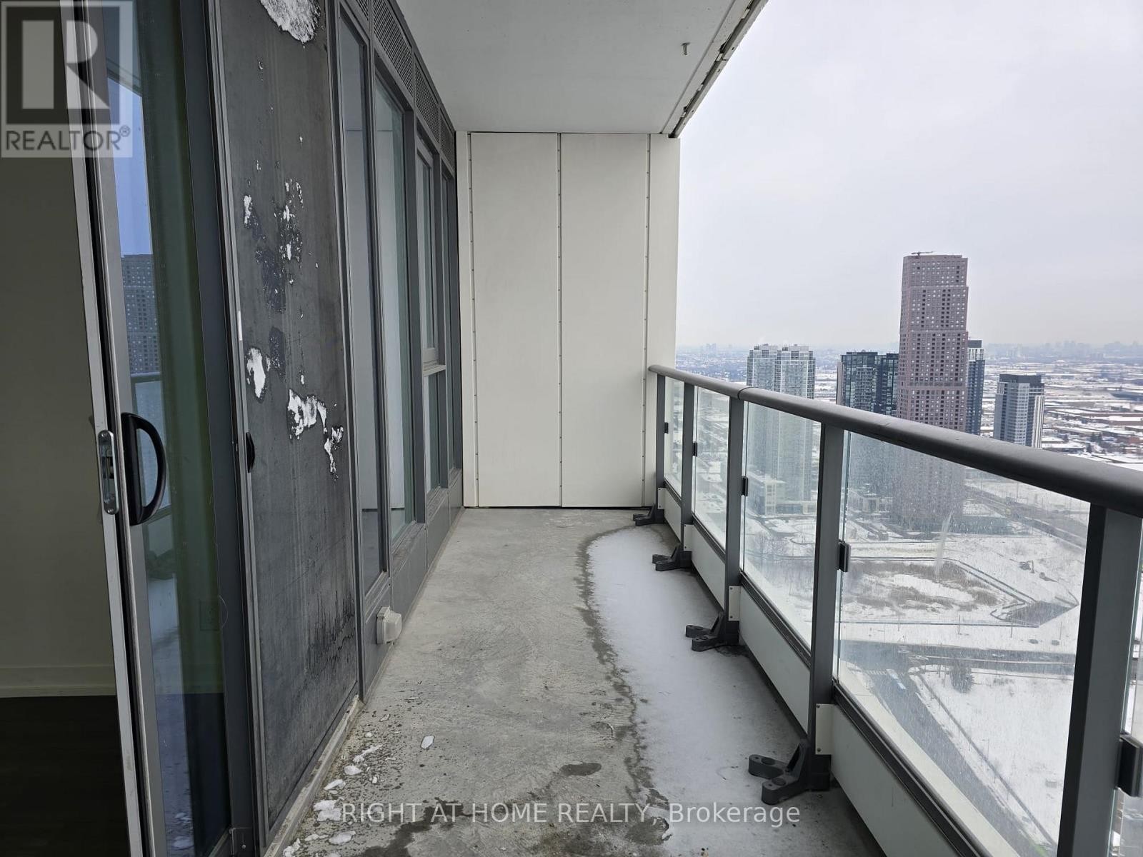 












4905 - 5 BUTTERMILL AVENUE

,
Vaughan (Vaughan Corporate Centre),




Ontario
L4K0T5

