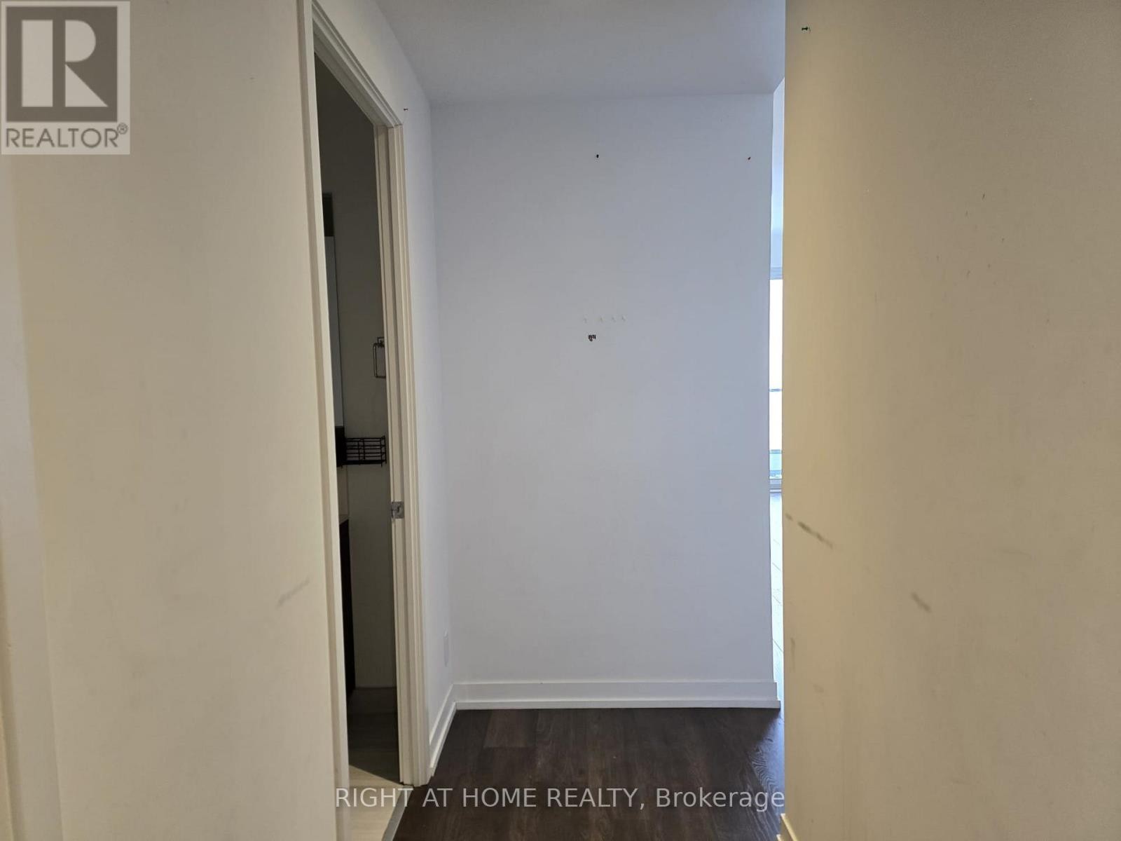 












4905 - 5 BUTTERMILL AVENUE

,
Vaughan (Vaughan Corporate Centre),




Ontario
L4K0T5

