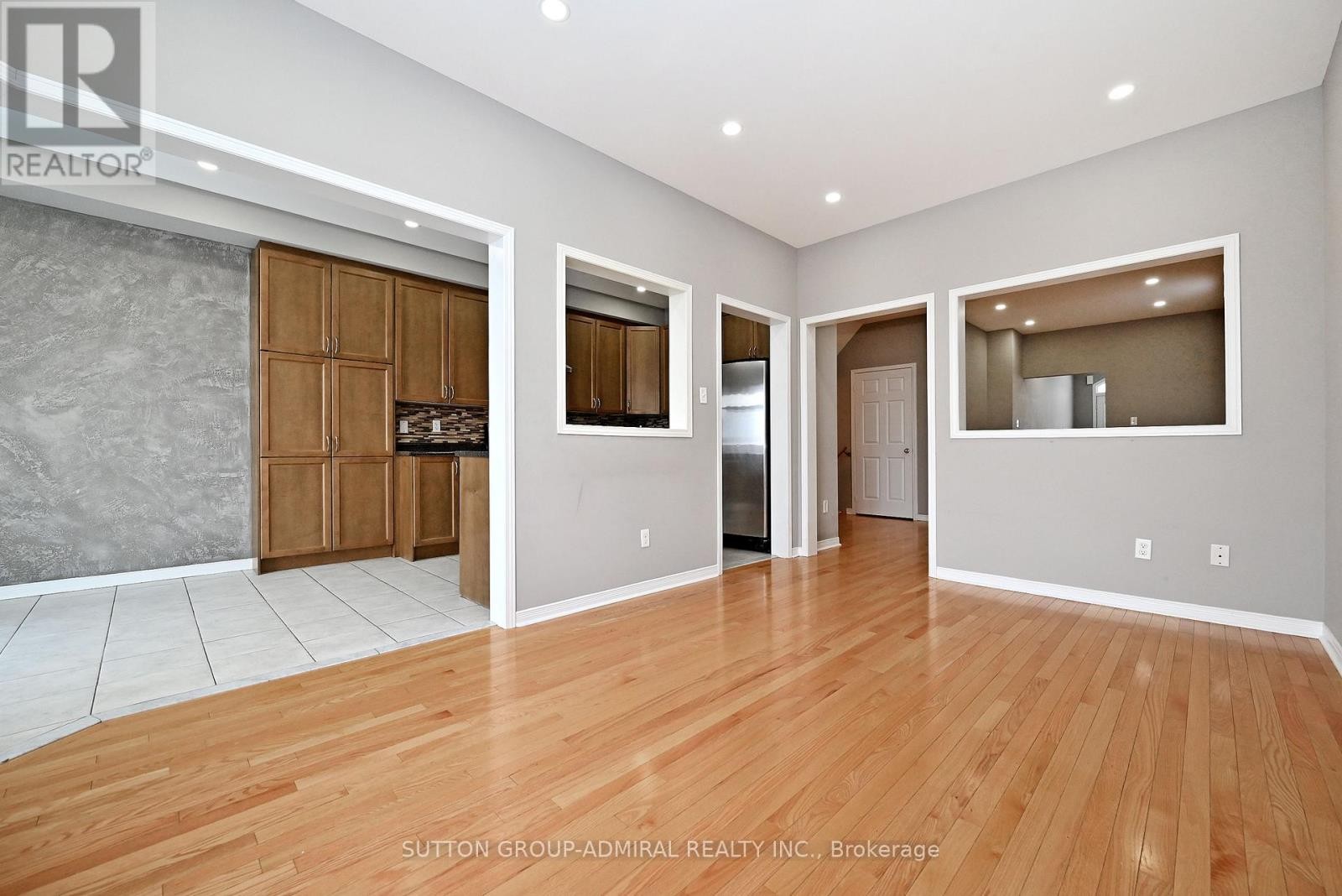 












41 BIG HILL CRESCENT

,
Vaughan (Patterson),




Ontario
L6A4S1

