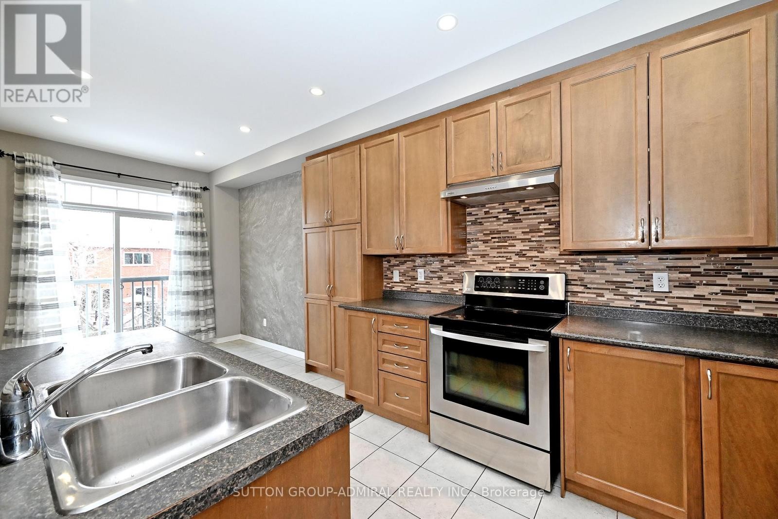 












41 BIG HILL CRESCENT

,
Vaughan (Patterson),




Ontario
L6A4S1

