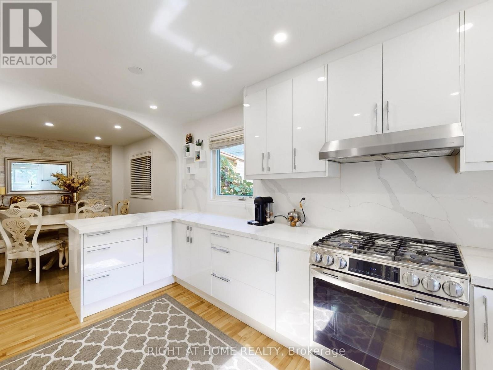 












828 LESLIE VALLEY DRIVE

,
Newmarket (Huron Heights-Leslie Valley),




Ontario
L3Y7H3

