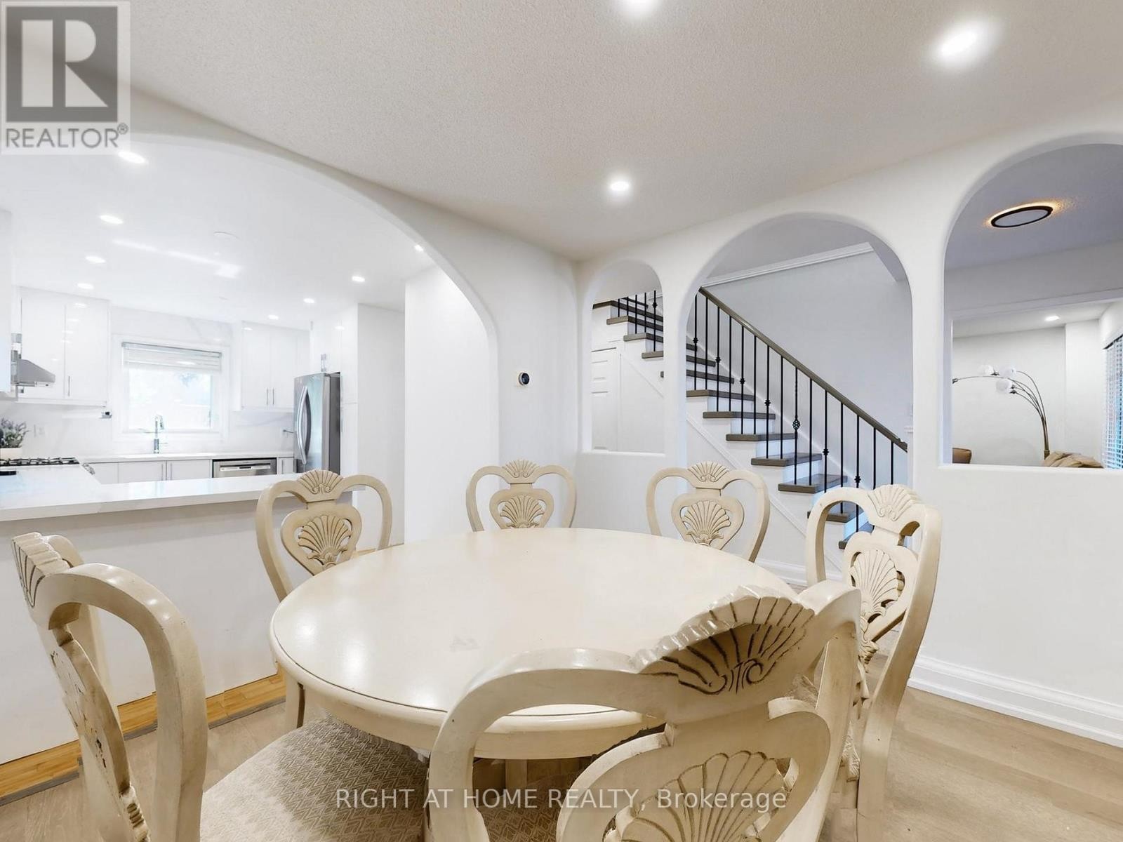 












828 LESLIE VALLEY DRIVE

,
Newmarket (Huron Heights-Leslie Valley),




Ontario
L3Y7H3

