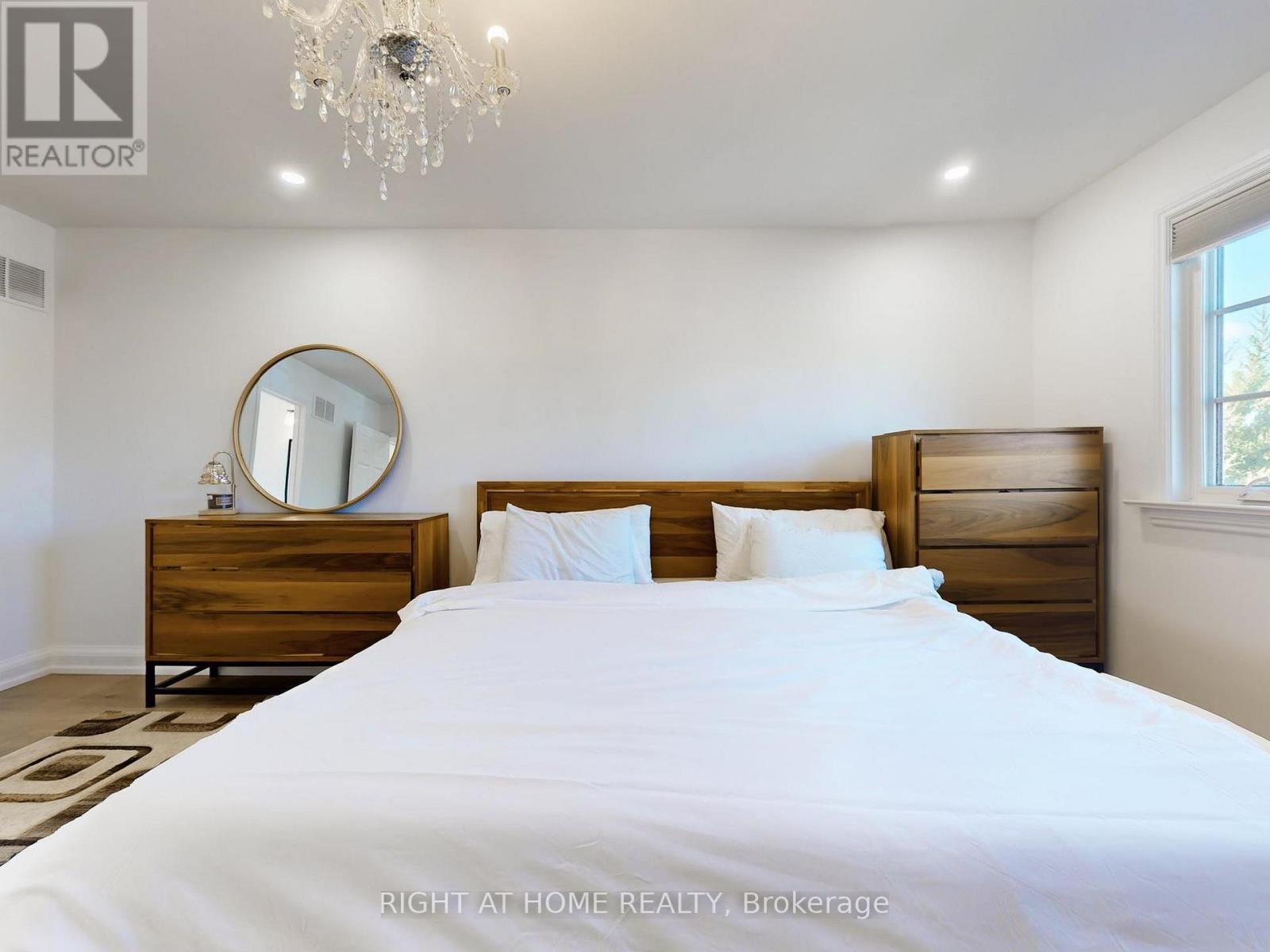 












828 LESLIE VALLEY DRIVE

,
Newmarket (Huron Heights-Leslie Valley),




Ontario
L3Y7H3

