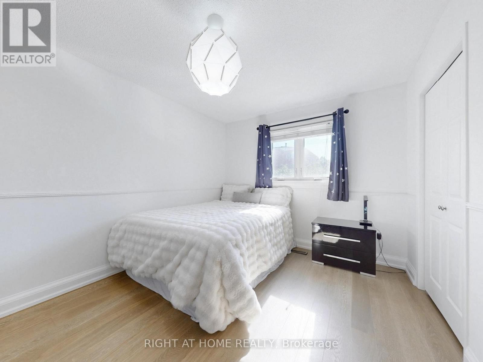 












828 LESLIE VALLEY DRIVE

,
Newmarket (Huron Heights-Leslie Valley),




Ontario
L3Y7H3

