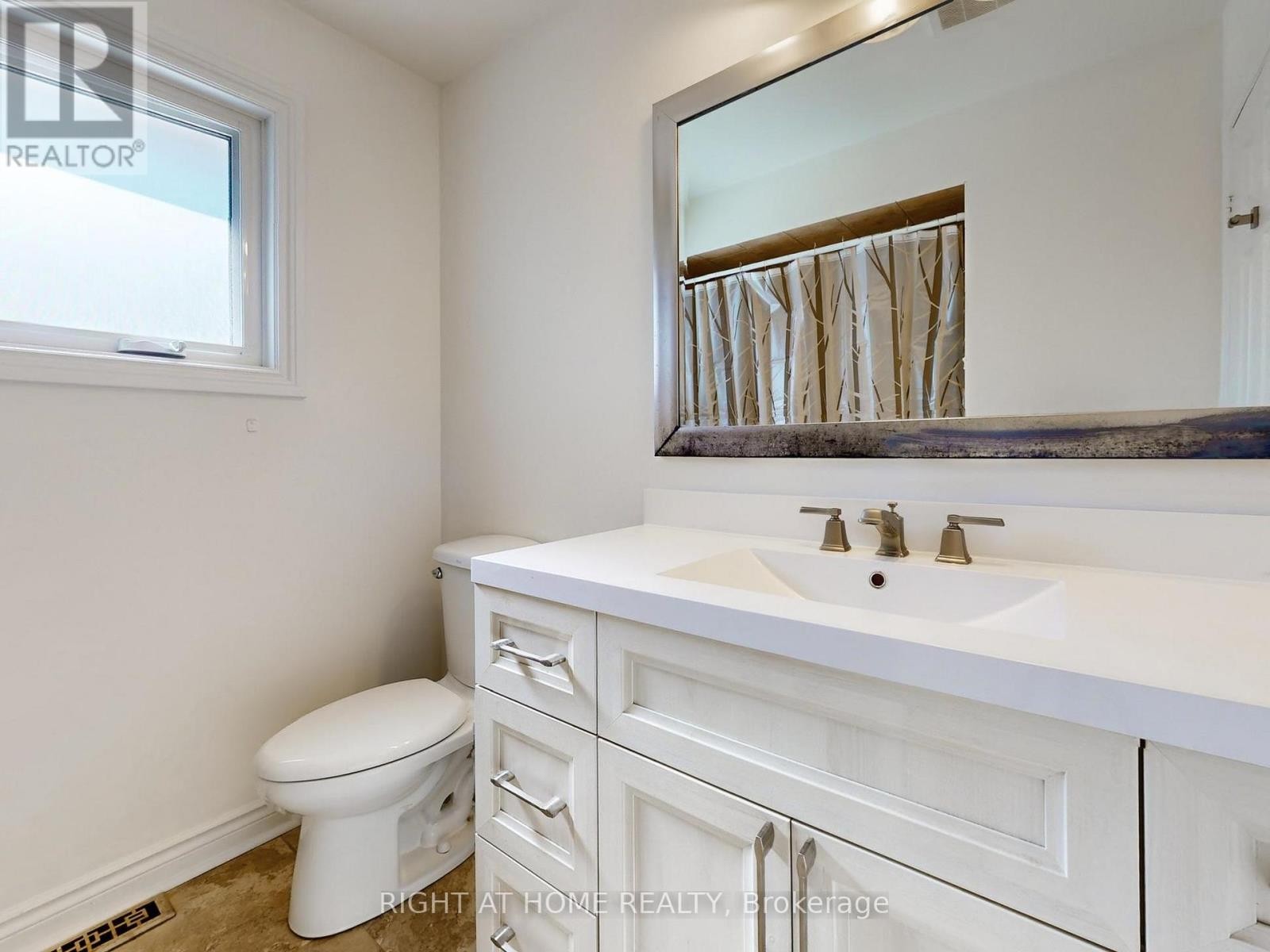 












828 LESLIE VALLEY DRIVE

,
Newmarket (Huron Heights-Leslie Valley),




Ontario
L3Y7H3

