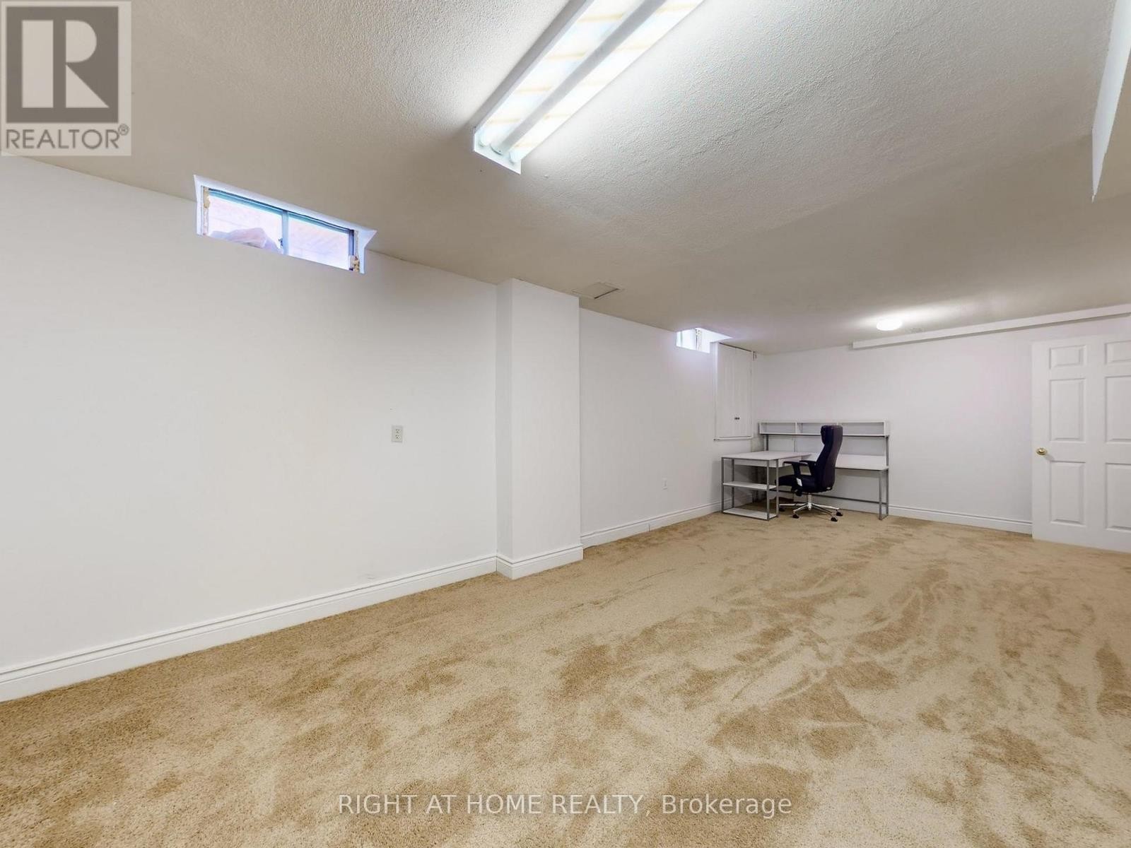 












828 LESLIE VALLEY DRIVE

,
Newmarket (Huron Heights-Leslie Valley),




Ontario
L3Y7H3

