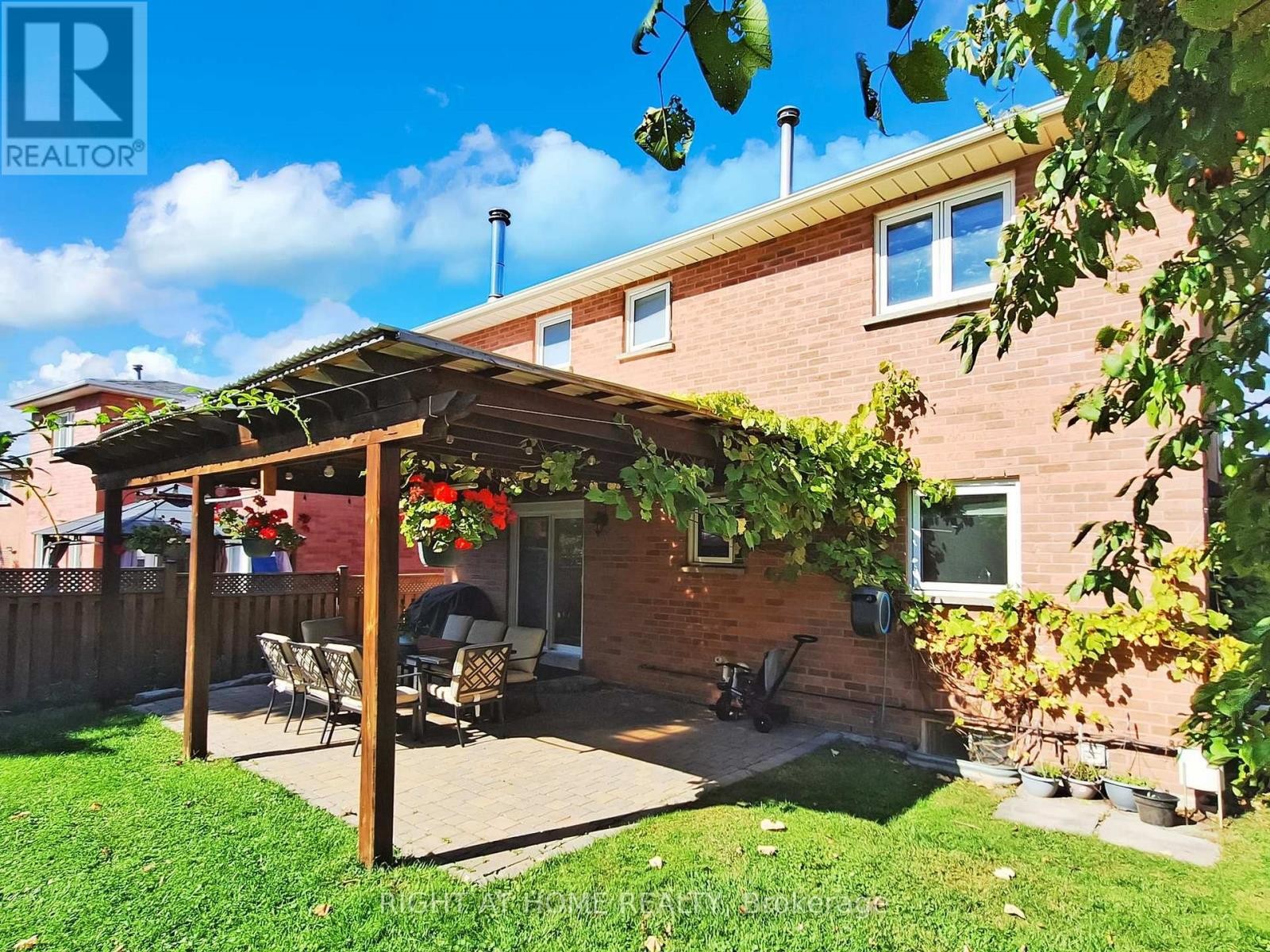 












828 LESLIE VALLEY DRIVE

,
Newmarket (Huron Heights-Leslie Valley),




Ontario
L3Y7H3

