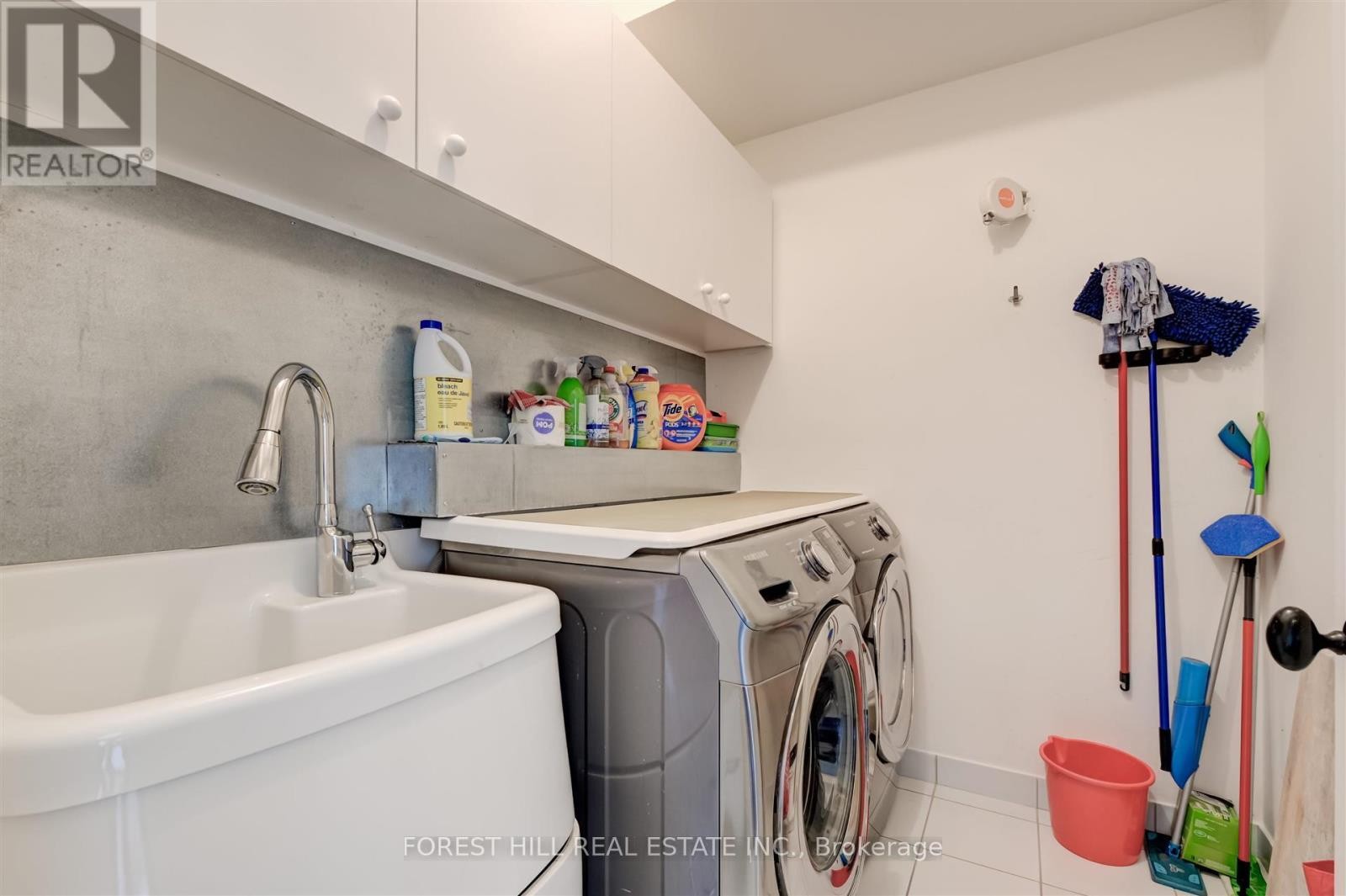 












111 POWSELAND CRESCENT

,
Vaughan (West Woodbridge),




Ontario
L4L0C5

