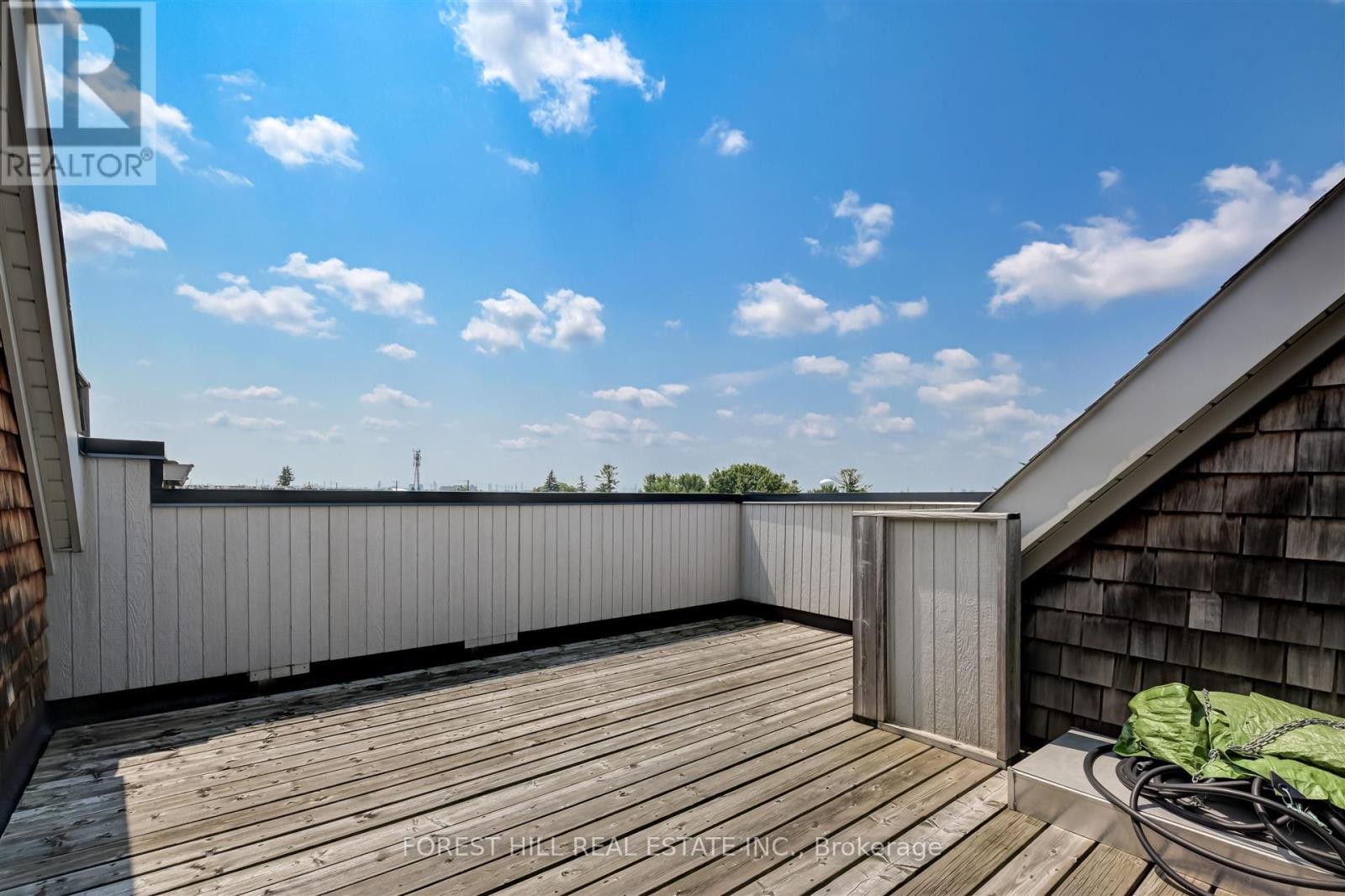 












111 POWSELAND CRESCENT

,
Vaughan (West Woodbridge),




Ontario
L4L0C5

