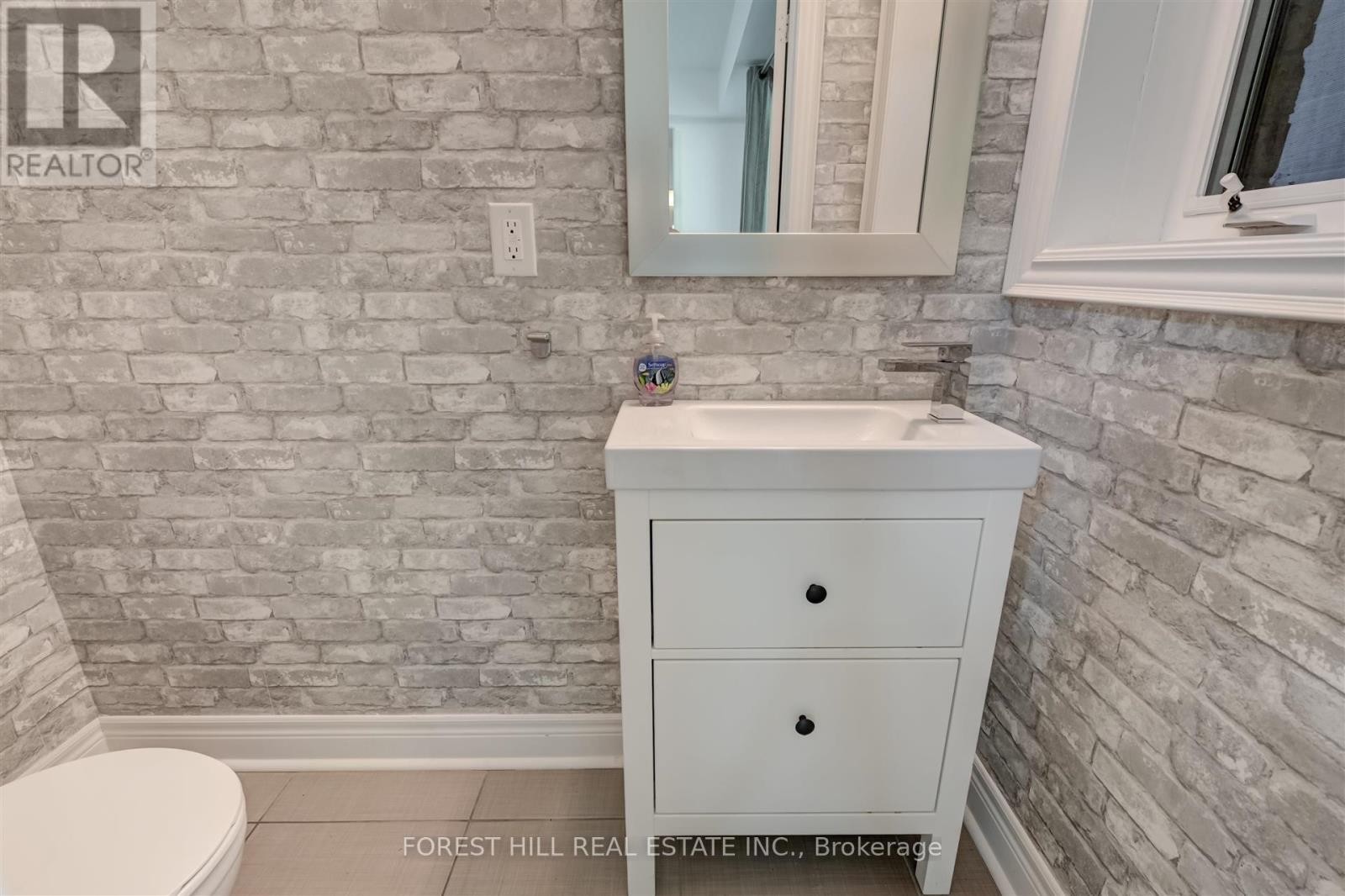 












111 POWSELAND CRESCENT

,
Vaughan (West Woodbridge),




Ontario
L4L0C5

