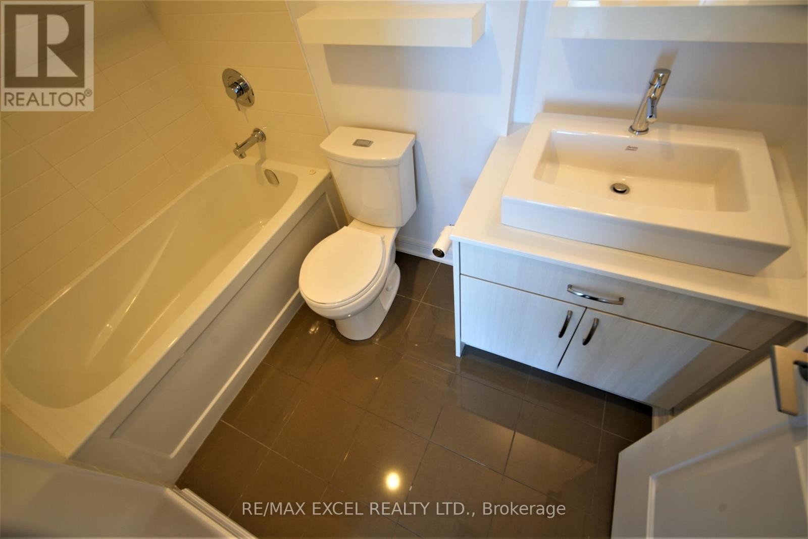 












1204 - 9205 YONGE STREET

,
Richmond Hill (Langstaff),




Ontario
L4C6Z2

