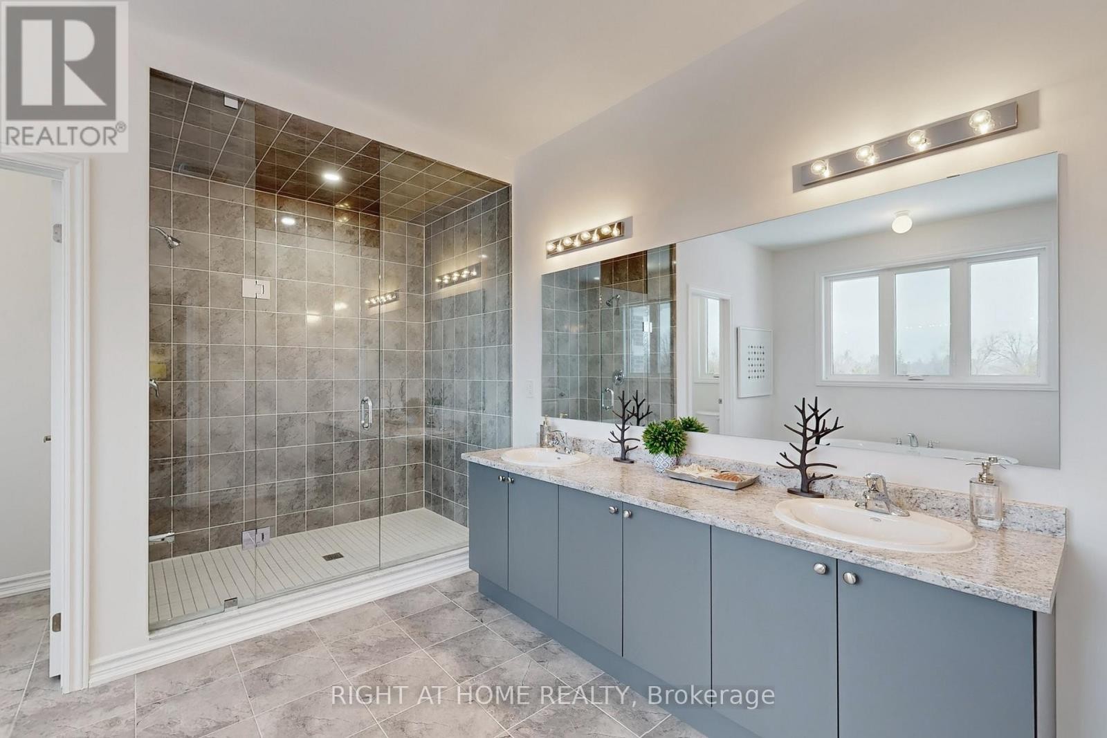 












15 RAIL TRAIL COURT W

,
Georgina (Sutton & Jackson's Point),




Ontario
L0E1R0

