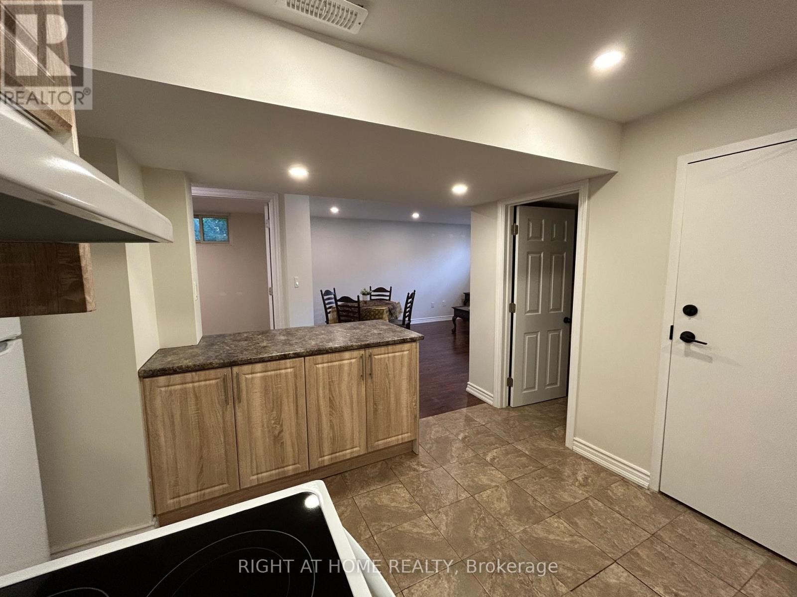 












36 AURORA HEIGHTS DRIVE

,
Aurora (Aurora Heights),




Ontario
L4G2W7

