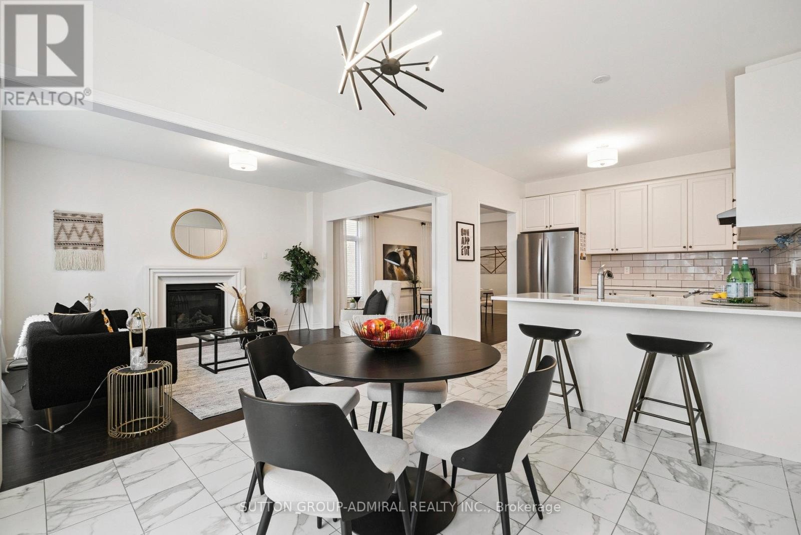 












15 JOHN SMITH STREET

,
East Gwillimbury (Holland Landing),




Ontario
L9N0S7

